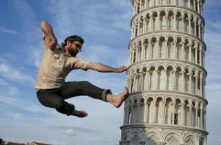 Muôn kiểu tạo dáng với tháp nghiêng Pisa