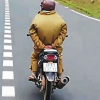 Video: Nam thanh niên chạy xe máy buông 2 tay 'làm xiếc' trên đèo Prenn