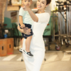 Hoa hậu Jennifer Phạm mang theo con trai út 20 tháng tuổi đi làm