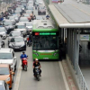 BRT Hà Nội cào đường nhựa, đổ bê tông: Trình non, hay...?