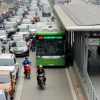 BRT Hà Nội cào đường nhựa, đổ bê tông: Phản cảm