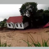 Video độc quyền: Khủng khiếp ngôi nhà cao tầng từ từ... biến mất trong dòng nước xiết ở Sơn La