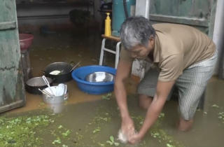 Dân vùng ngập Hà Nội rửa bát, sinh hoạt bằng nước lũ