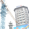 TP.HCM: Cần cẩu đập trúng tòa nhà Ngân hàng khiến 2 xế hộp hư hỏng