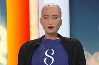 Nữ robot đòi quyền lợi như con người