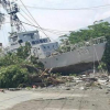 Tàu chiến Indonesia bị sóng thần hất lên đất liền
