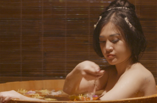 Tân Kim Bình Mai bản Việt gây sốc với cảnh tắm nude, cưỡng hiếp