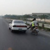 Thanh niên đi xe máy dùng chân đẩy ôtô trên cao tốc