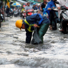 Người dân TP HCM bì bõm sau cơn mưa lớn