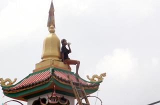 Cảnh sát khống chế thanh niên nghi \'ngáo đá\' trên nóc chùa ở Sài Gòn