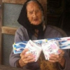 Bi hài, cụ bà 104 tuổi nhận quà hỗ trợ băng vệ sinh, bàn chải đánh răng