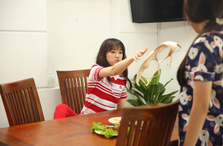 Hari Won vô tư cởi áo ngực, thẳng tay quăng trong phim gây tranh cãi