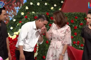 Cặp đôi ngó lơ MC, vô tư thân mật trên sân khấu Bạn muốn hẹn hò