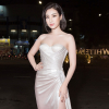 2 nàng Hoa hậu đọ sắc: Đỗ Mỹ Linh bất ngờ sexy, Jolie Nguyễn chân thon nõn nà