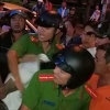 Hàng chục người khống chế nam thanh niên nghi bắt cóc bé trai