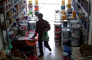 Clip: Camera vạch mặt người đàn ông vờ mua đồ rồi trộm điện thoại