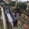 Dân tự xây cầu, đổ bê tông xong thì sập nhào xuống sông