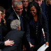Bận tang lễ cha, ông Bush vẫn nhớ chuyền kẹo cho bà Obama