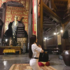 Thư Dung bị chỉ trích vì tạo dáng uốn éo phản cảm khi đi chùa