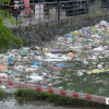 Sau mưa ngập lịch sử, rác ngập ngụa từ phố ra bãi biển Đà Nẵng
