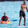 Obama cưỡi sóng, khoe thân hình săn chắc