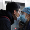 Nữ y tá hôn bạn trai qua tấm kính cách ly gây xúc động mạnh