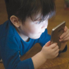 Mối nguy hại tiềm ẩn của điện thoại di động với sức khỏe trẻ em