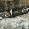 Tàu ma bí ẩn trôi dạt vào bờ biển Ireland trong bão Dennis
