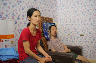 Hạnh phúc nhỏ nhoi của người phụ nữ trẻ dành một thập kỷ bên chồng bị liệt