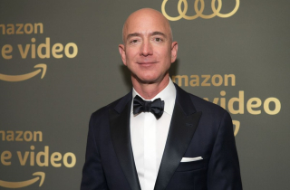 Tỉ phú Jeff Bezos quyên góp gần 100 triệu đôla cho người vô gia cư