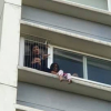 Giải cứu bé gái 6 tuổi trèo ra ban công tầng 6 chung cư, gào khóc gọi "mẹ ơi"