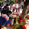 Cận cảnh 3 cây thông Noel "khổng lồ" được học sinh trang trí ngay trong sân trường cấp 2 ở Hà Nội