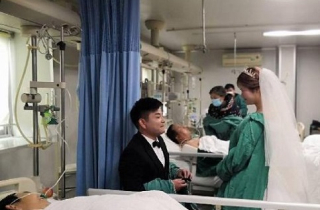 Đám cưới của đôi trẻ trong phòng điều trị đặc biệt và câu chuyện xúc động lòng người