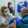 Liều vaccine thứ 4 giúp người trên 60 tuổi ở Israel tránh trở bệnh nặng