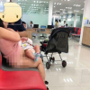Vén váy cho con bú để lộ nội y: “Không nên dễ dàng nói cảm thông\