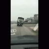 Thót tim cảnh xe tải chở lợn nghiêng 45 độ chạy trên đường