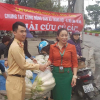 CSGT Hà Nội \'giải cứu\' 2 tấn củ cải giúp nông dân Mê Linh