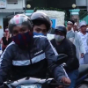 Clip: 2 tên cướp chạy xe áp sát, giật máy quay trong đám tang ở Sài Gòn