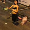 Gái trẻ lột áo ăn xin gây bức xúc dư luận Hồng Kông