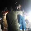 Từ chối yêu cầu của khán giả, nữ ca sĩ đang mang bầu bị bắn chết trên sân khấu