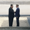 Video: Khoảnh khắc lịch sử lãnh đạo hai nước Hàn - Triều nắm tay nhau bước qua biên giới