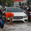 Hàng loạt xe chết máy sau mưa lớn ở \'rốn ngập\' Sài Gòn