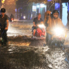 Hà Nội: Mưa lớn gây ngập lụt trên nhiều tuyến phố