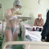 Nữ y tá mặc bikini dưới đồ bảo hộ cho đỡ nóng khiến cư dân mạng Nga 