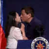 Phản ứng của người Philippines khi TT Duterte hôn lao động nữ tại Hàn Quốc