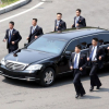 Tại sao ông Kim Jong-un cần dàn vệ sĩ chạy theo xe?
