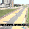 Mặt đường thành sân phơi thóc ở Hà Nội