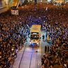 Xe cứu thương 'rẽ sóng' biển người biểu tình ở Hong Kong