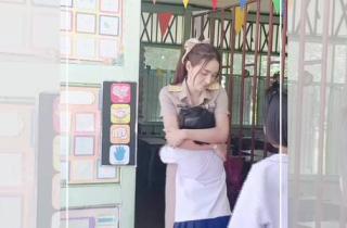 Cô giáo Thái nổi tiếng nhờ cách chào học sinh mỗi sáng
