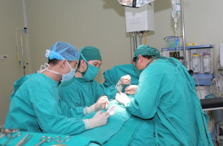 Nam thanh niên Hà Nội bị cần cẩu móc trúng 
